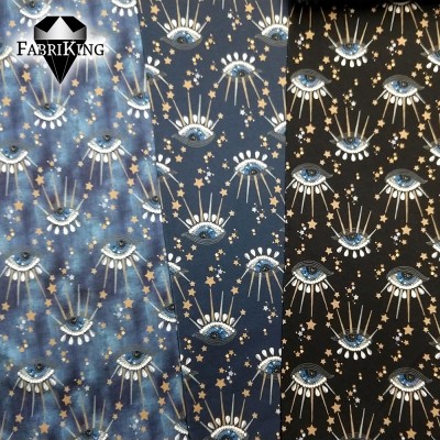 Keskellä: The all-seeing eye dark blue, joustocollege